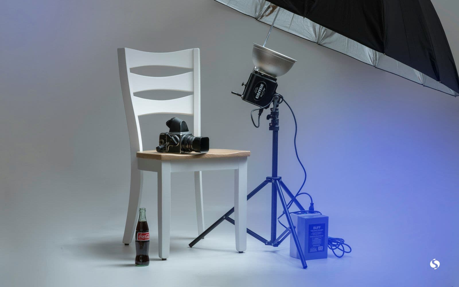 A small photo set with studio lights and a camera