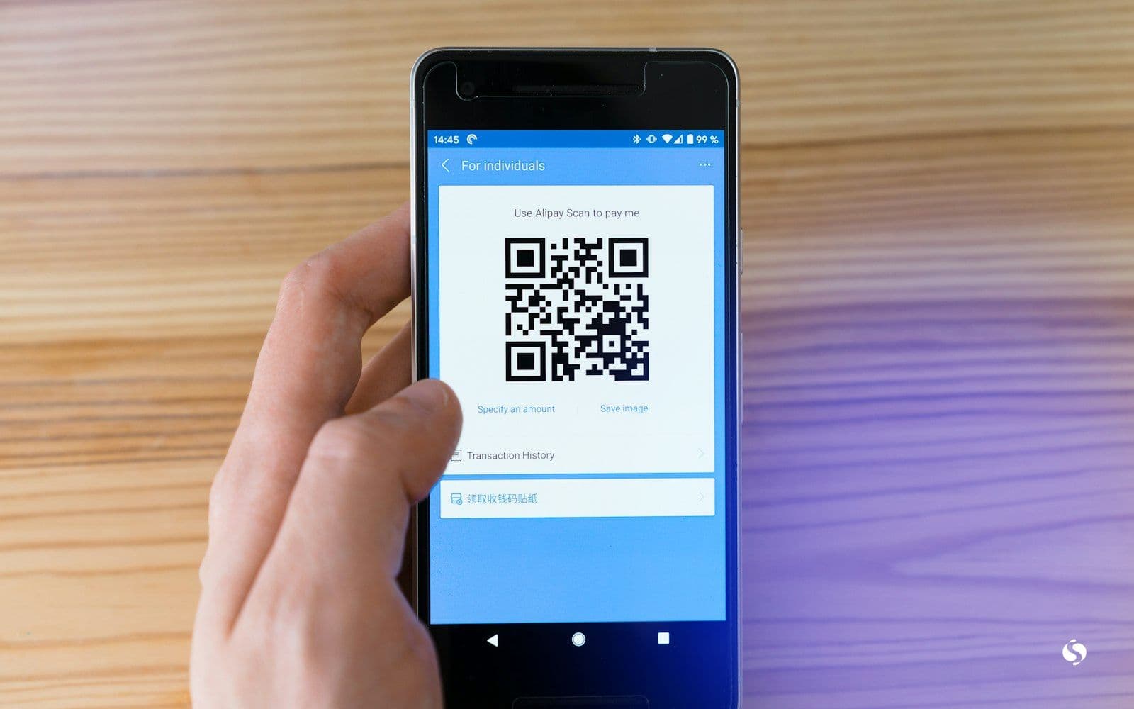 มือถือแสดง QR สำหรับจ่ายเงิน