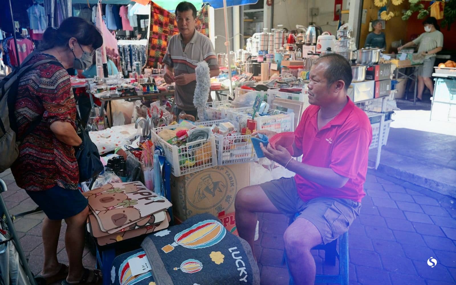 ตลาดริมถนนที่คนซื้อขายกันหนาแน่น